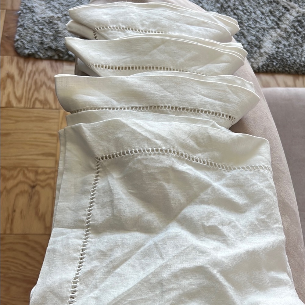 Set of 4 Linen Pottery Barn Napkins - Picture 3 of 3
